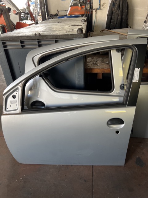 Portiera Anteriore Sinistra Toyota Aygo 1.0 bz. Anno 2010 Codice Motore 1KKFE 50Kw